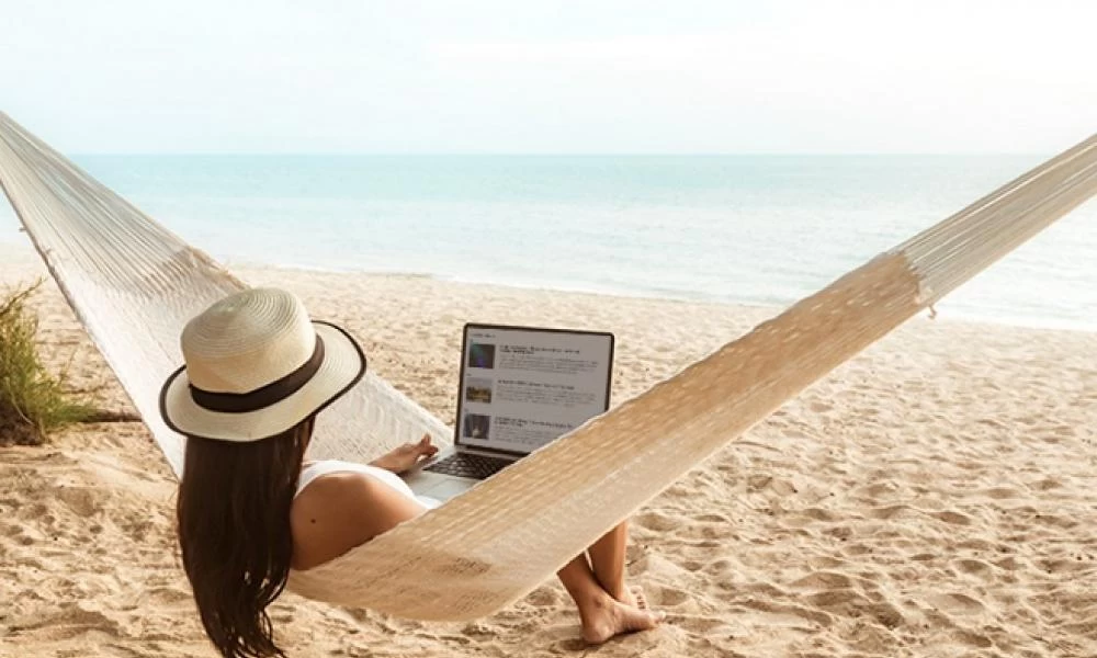 Οι ταξιδιώτες αναζητούν μέρη για να «στεγάσουν» την εργασία τους